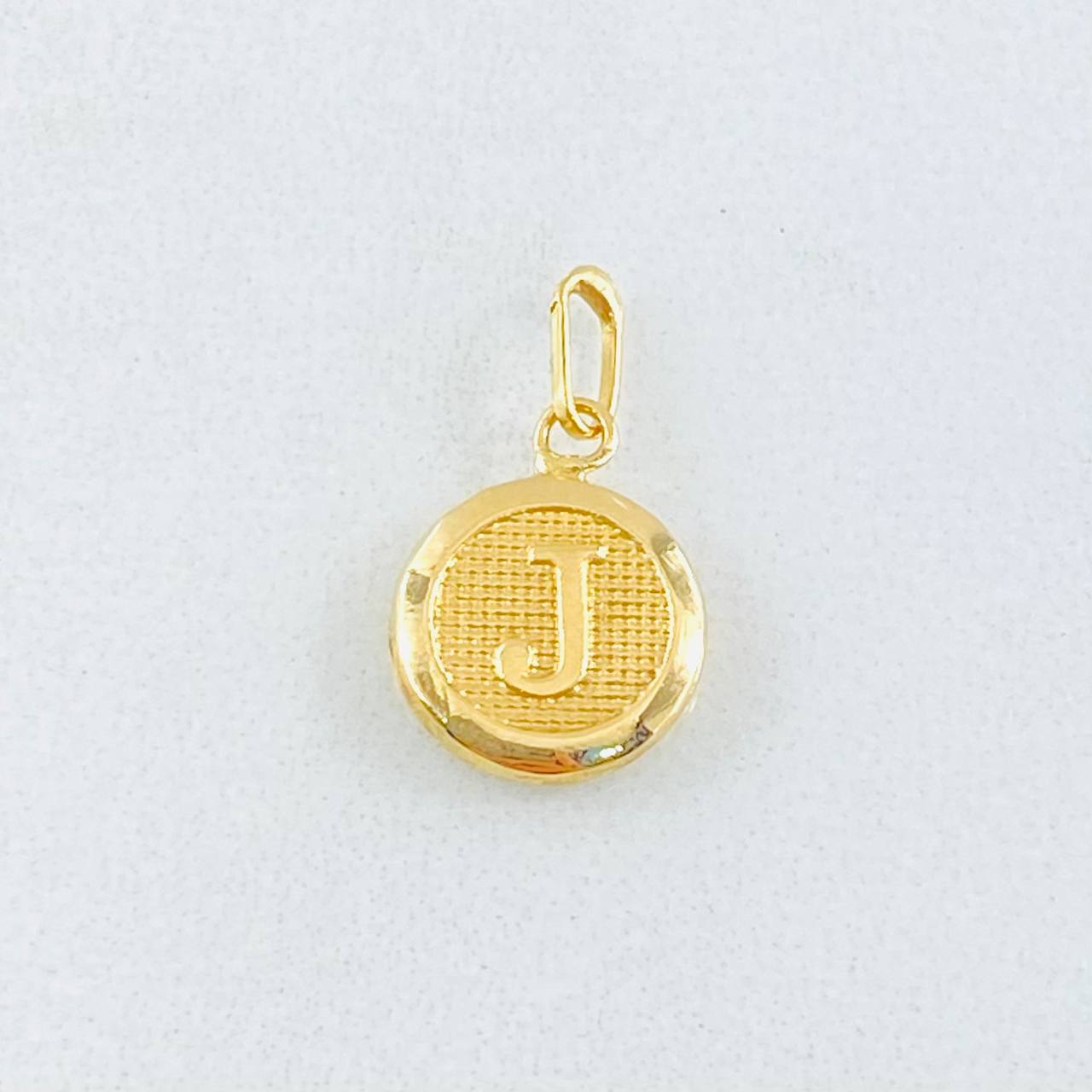 Dije Letra J Circulo Texturizado 0.4gr / 1.5cm / Oro Amarillo 18K *