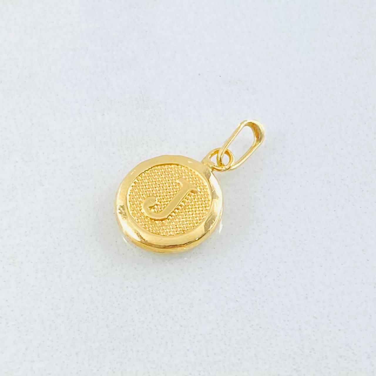 Dije Letra J Circulo Texturizado 0.4gr / 1.5cm / Oro Amarillo 18K *