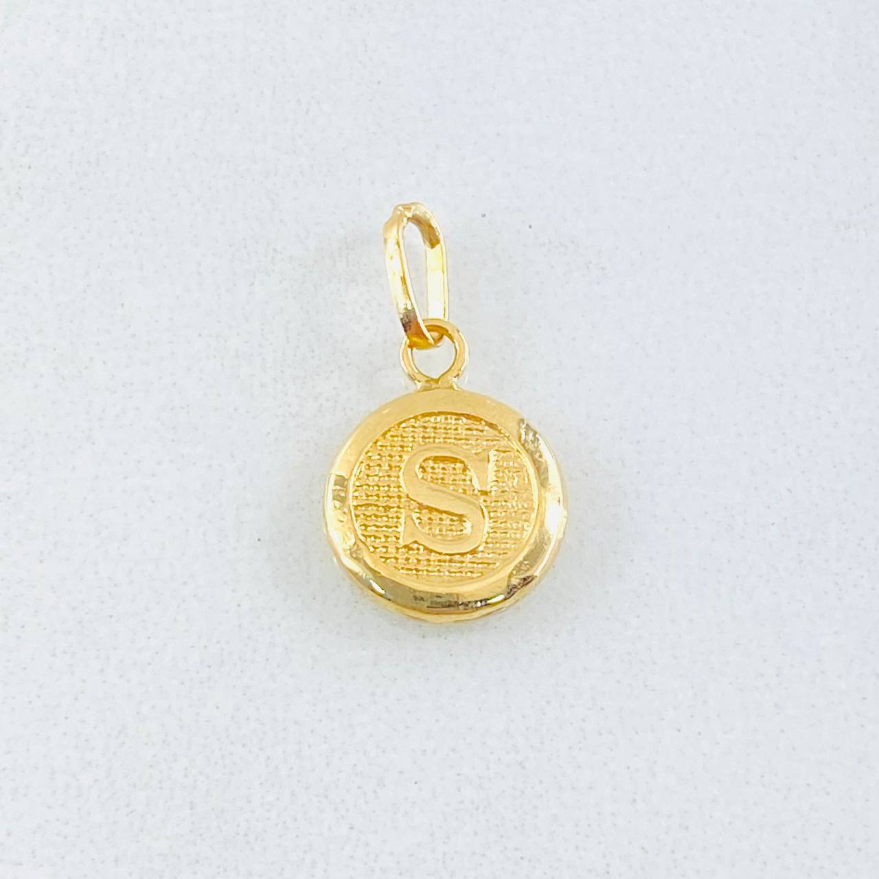 Dije Letra S Circulo Texturizado 0.45gr / 1.5cm / Oro Amarillo 18K