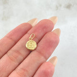 Dije Letra S Circulo Texturizado 0.4gr / 1.5cm / Oro Amarillo 18K ©