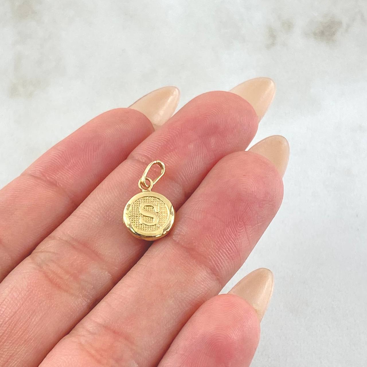 Dije Letra S Circulo Texturizado 0.4gr / 1.5cm / Oro Amarillo 18K *