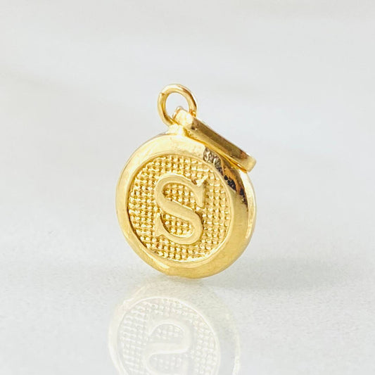 Dije Letra S Circulo Texturizado 0.4gr / 1.5cm / Oro Amarillo 18K ©