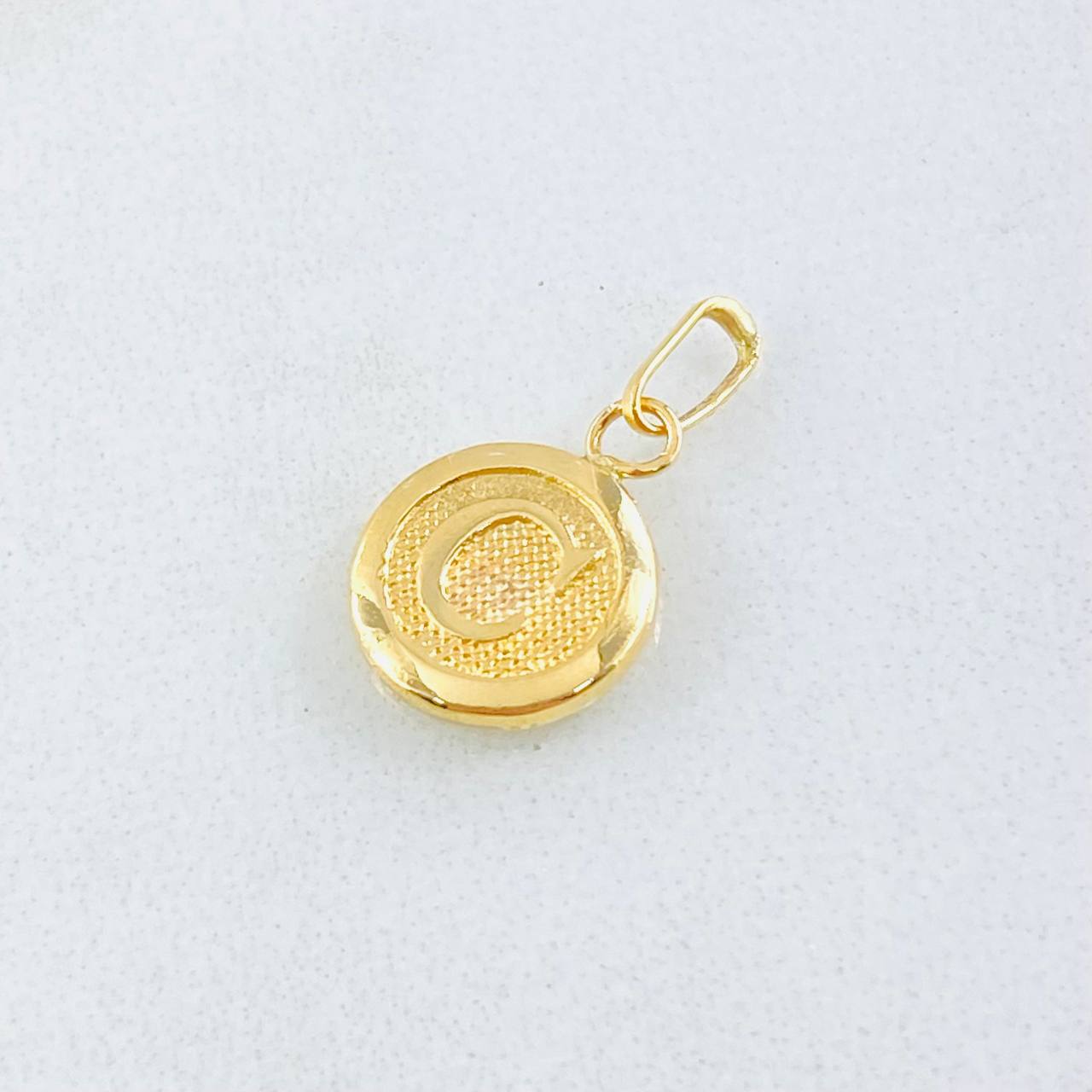 Dije Letra C Circulo Texturizado 0.4gr / 1.5cm / Oro Amarillo 18K