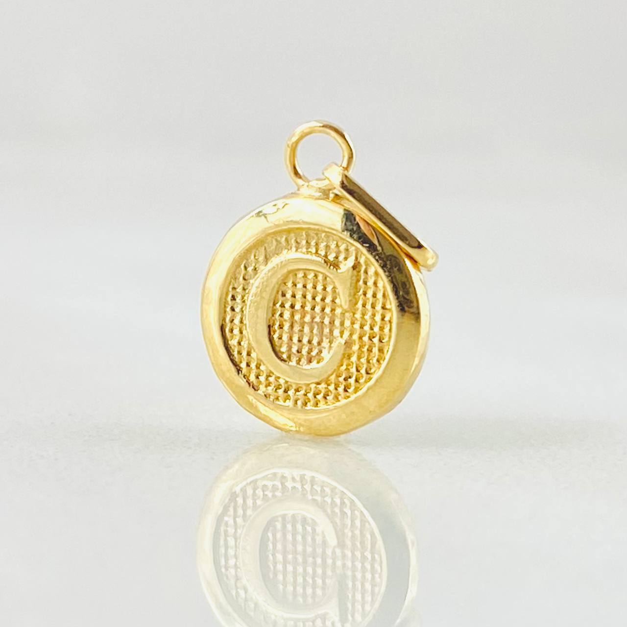 Dije Letra C 0.45gr / 1.5cm / Oro Amarillo 18K