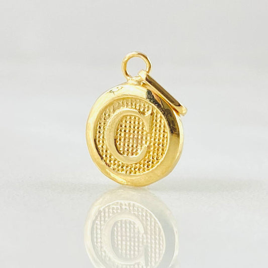 Dije Letra C Circulo Texturizado 0.45gr / 1.5cm / Oro Amarillo 18K
