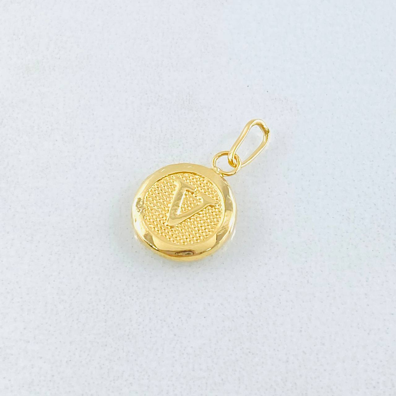 Dije Letra V Circulo Texturizado 0.4gr / 1.5cm / Oro Amarillo 18K