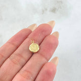 Dije Letra V Circulo Texturizado 0.4gr / 1.5cm / Oro Amarillo 18K