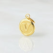 Dije Letra V Circulo Texturizado 0.4gr / 1.5cm / Oro Amarillo 18K