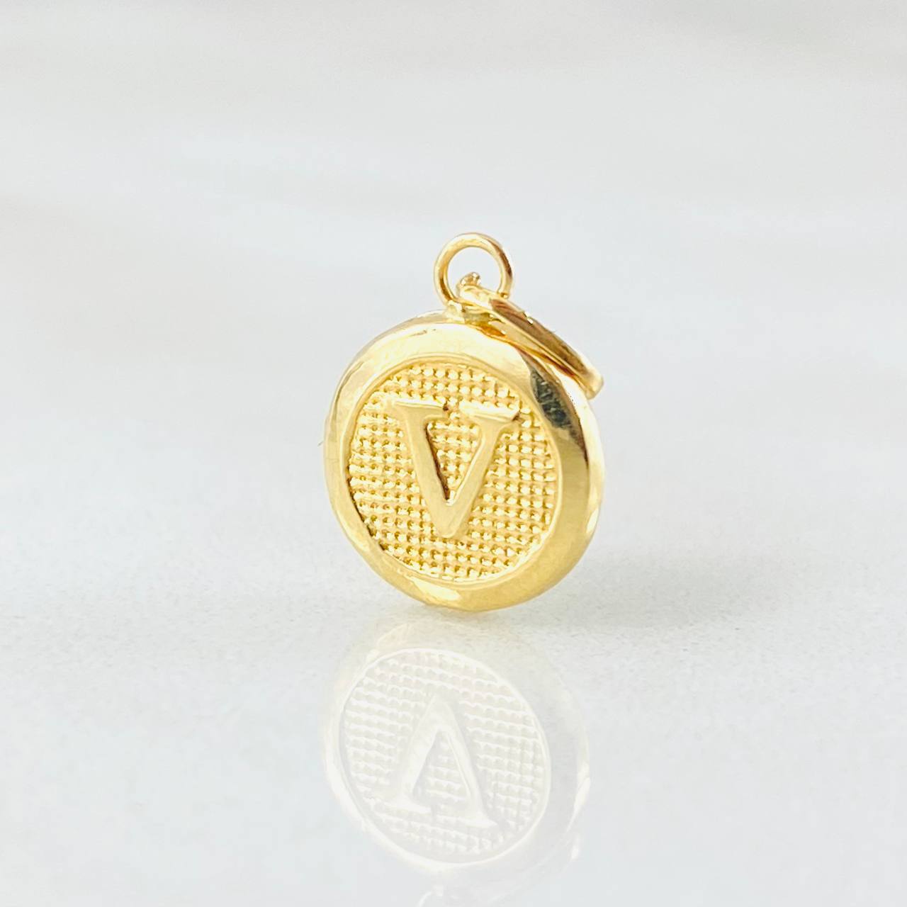 Dije Letra V Circulo Texturizado 0.4gr / 1.5cm / Oro Amarillo 18K *