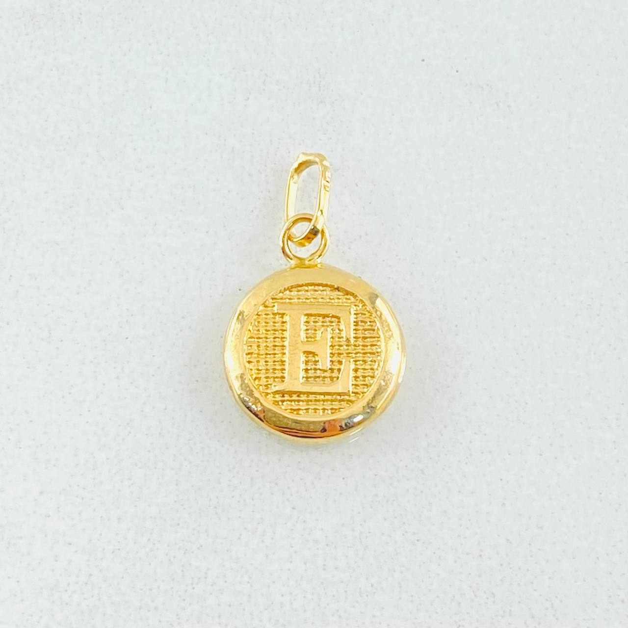 Dije Letra Circulo E 0.4 g / 1.6 cm Oro Amarillo 18K