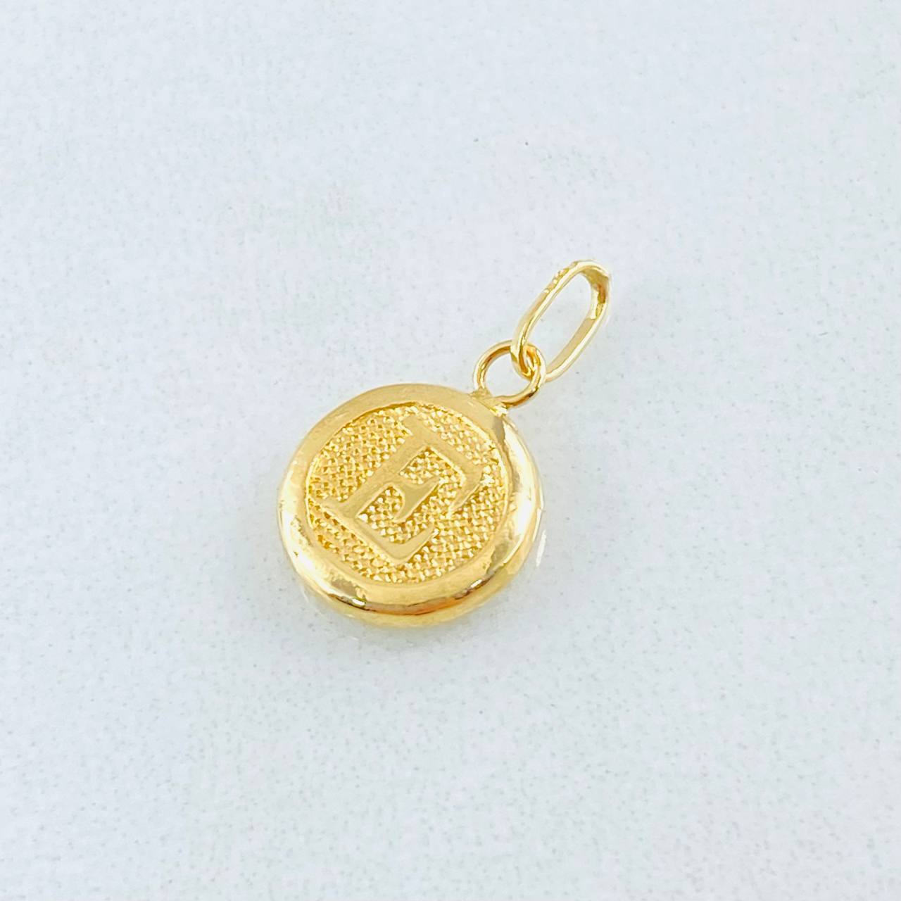 Dije Letra E Circulo Texturizado 0.4gr / 1.5cm / Oro Amarillo 18K *
