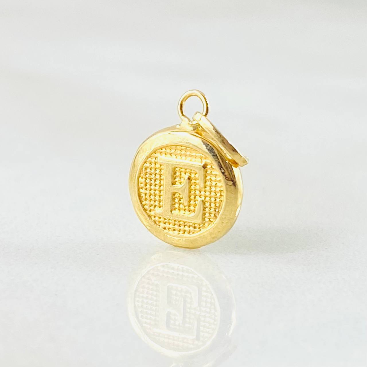 Dije Letra Circulo E 0.4 g / 1.6 cm Oro Amarillo 18K