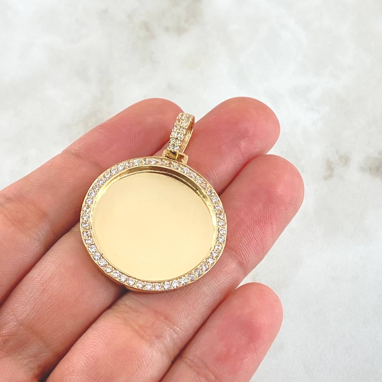 Dije Placa Marco Circular 10gr / 4cm / Circones Blancos Oro Amarillo 18K