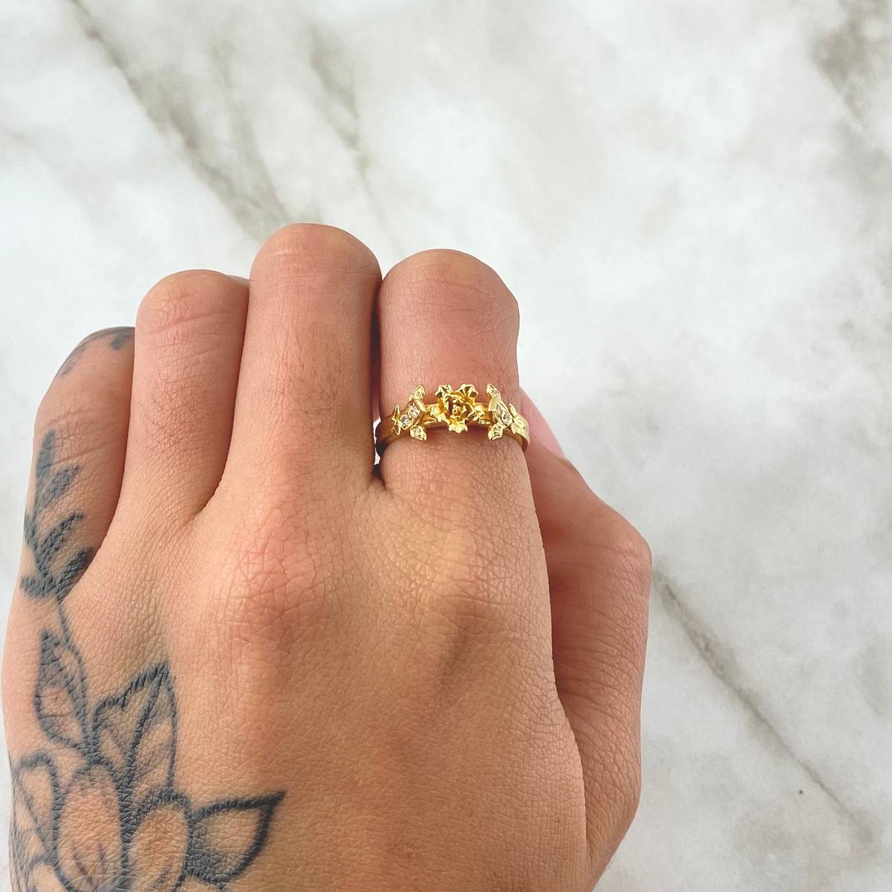 Anillo Ramilleta de Rosas 4.25gr / T5 1/2 / Circones Blancos Oro Amarillo 18K