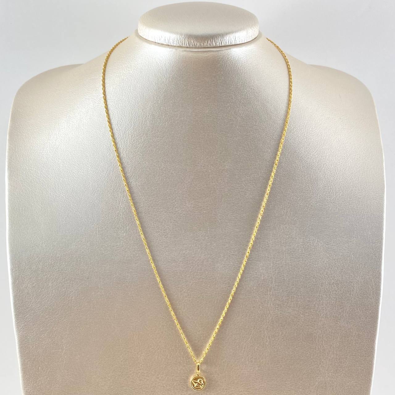 Set Cadena Lazo 1gr / 50cm / 1.2mm + Dije Angel de la Guarda 0.45gr / 1.5cm Circulo Mate 1.45gr Oro Amarillo 18K (Oferta)