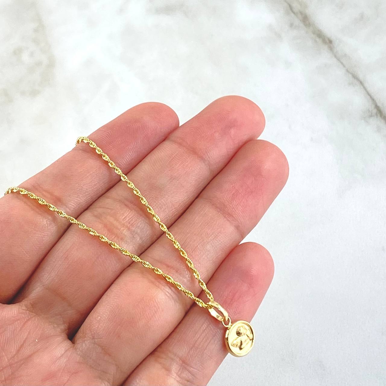 Set Cadena Lazo 1gr / 50cm / 1.2mm + Dije Angel de la Guarda 0.45gr / 1.5cm Circulo Mate 1.45gr Oro Amarillo 18K (Oferta)