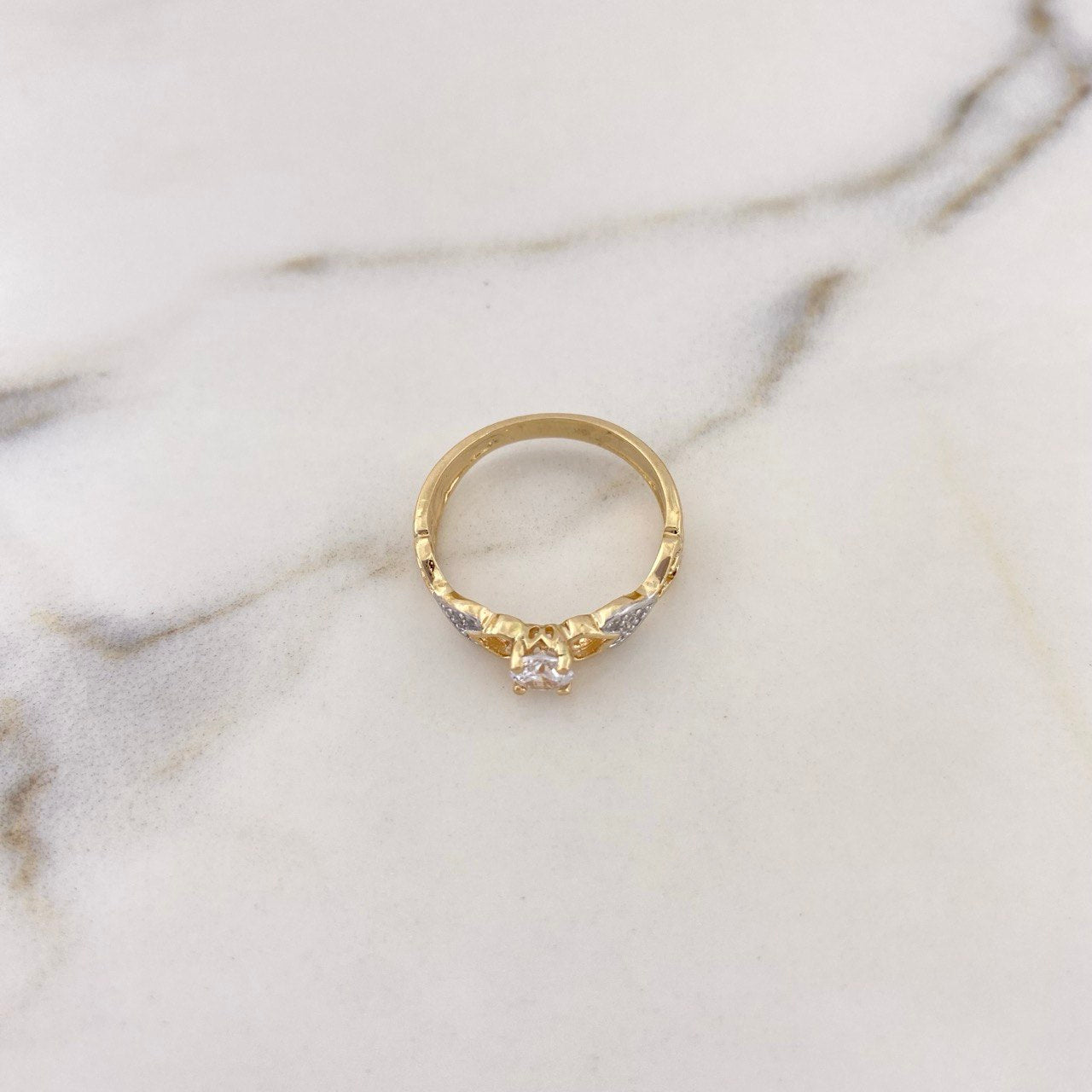 Anillo Solitario Corazones 2.75gr / T7 / Circones Blancos Dos Oros Amarillo Blanco 18K $