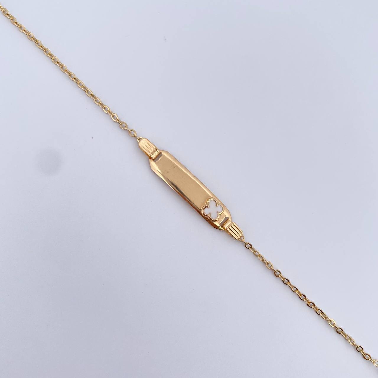 Pulso Bebé Aro Seguido 1.4gr / 14.2cm / Placa Rectangular Curva Trebol Blanco Oro Amarillo 18K &