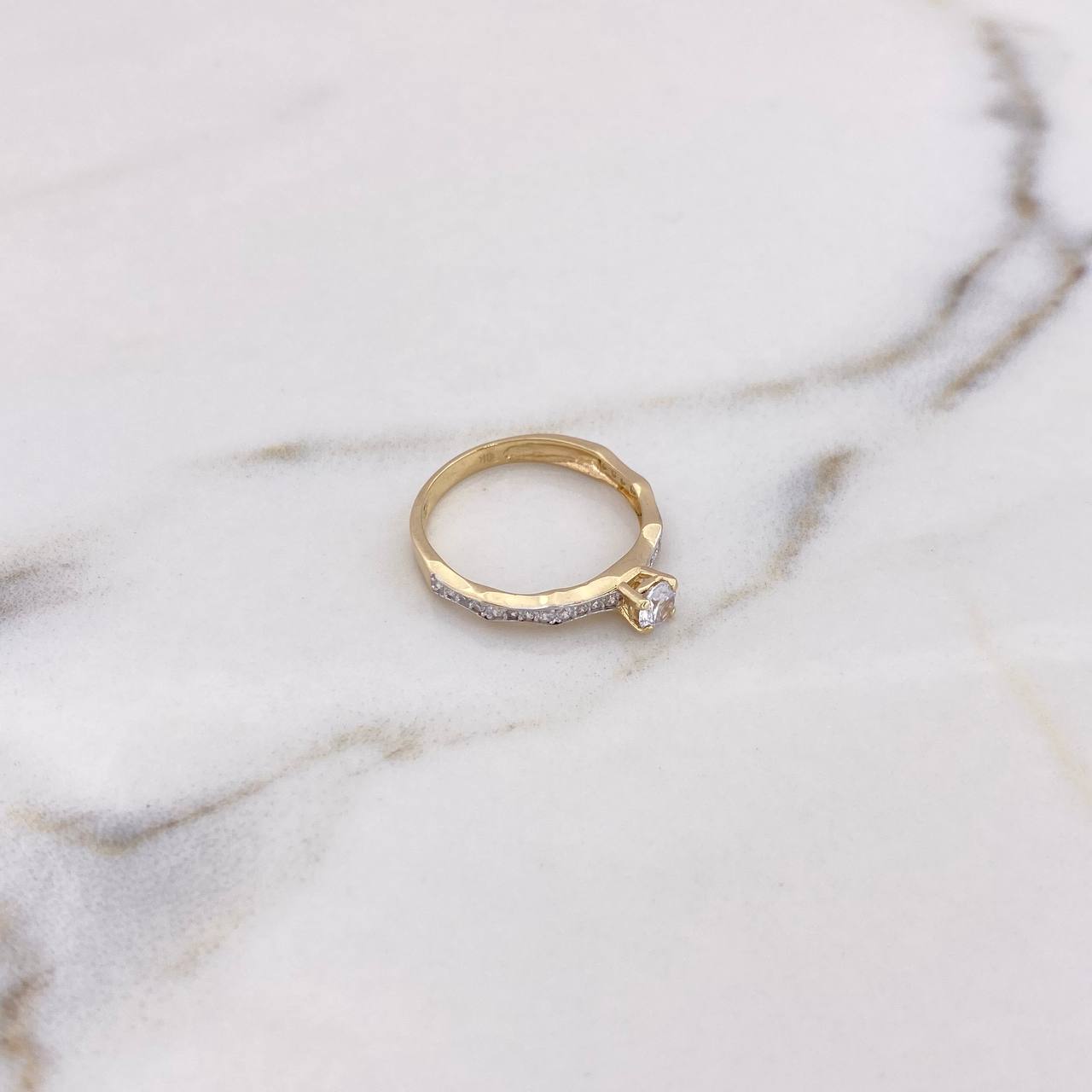 Anillo Solitario Churumbela 2gr / T6 1/2 / Circones Blancos Dos Oros Amarillo Blancos 18K #