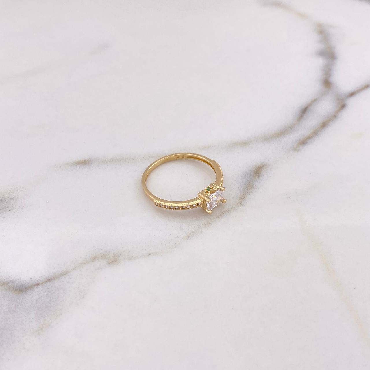 Anillo Solitario Churumbela 1.9gr / T7 1/4 / Circones Blancos Verdes Oro Amarillo 18K #