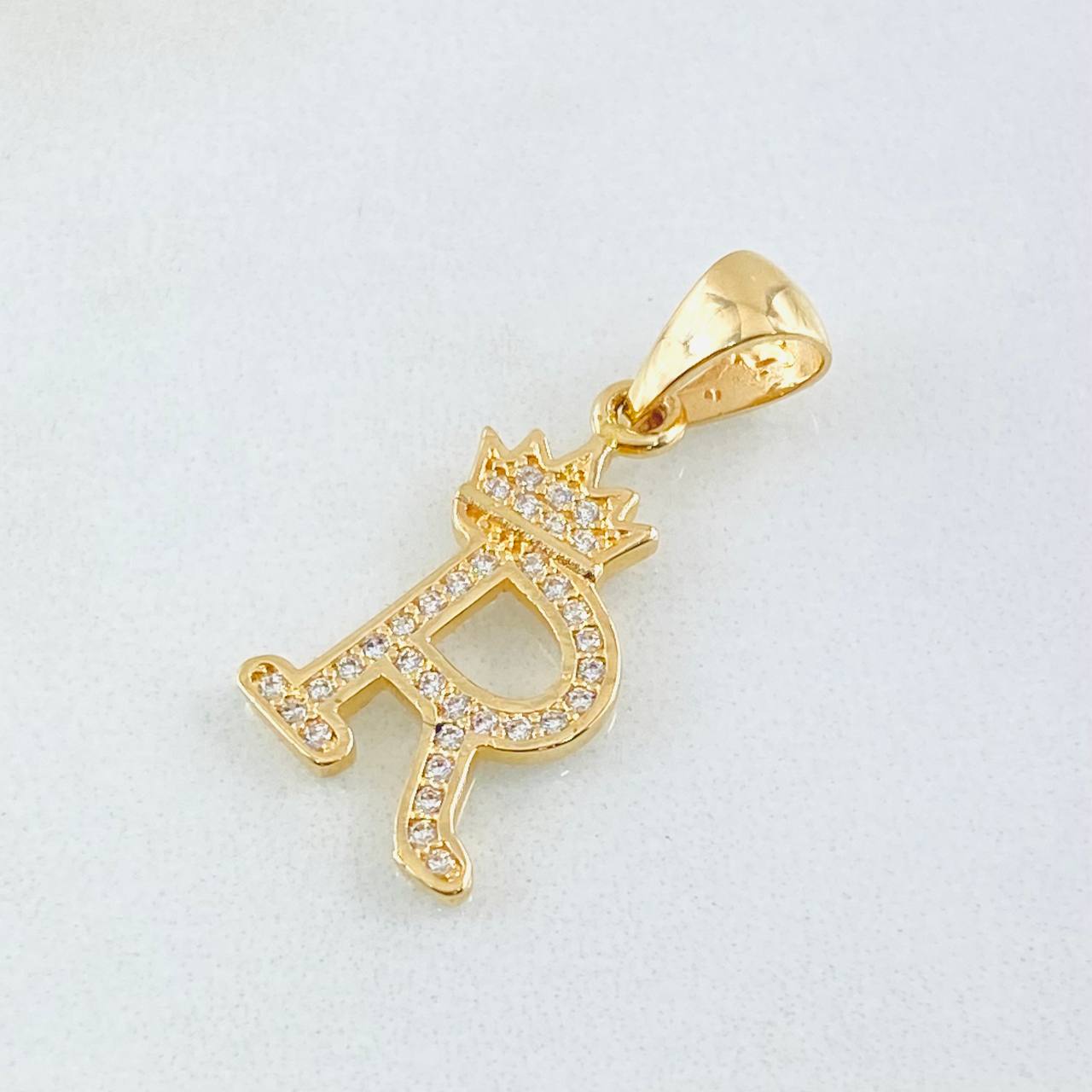 Dije Corona Letra R 1.65gr / 2.6cm / Oro Amarillo 18K ©