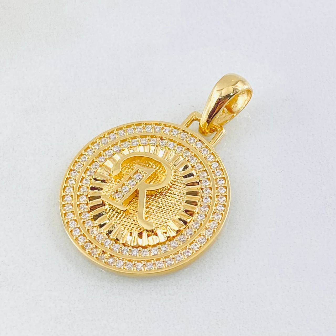 Dije Medalla Letra R 4.7gr / 3cm / Oro Amarillo 18K ©