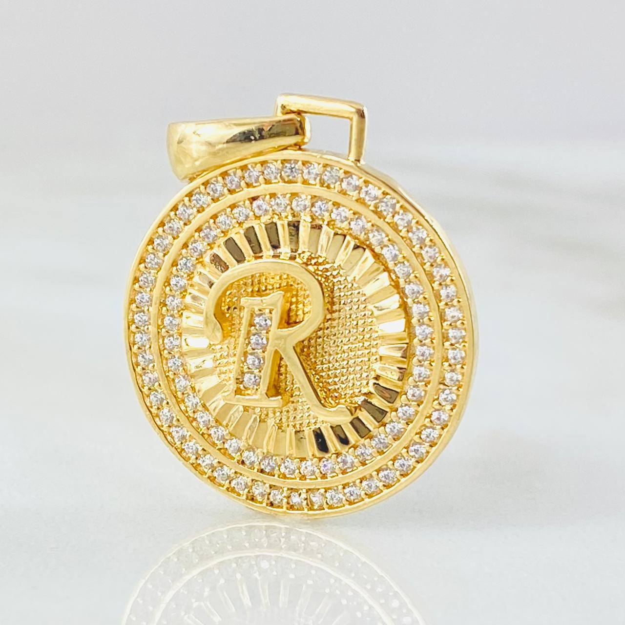 Dije Medalla Letra R 4.9gr / 3cm / Oro Amarillo 18K