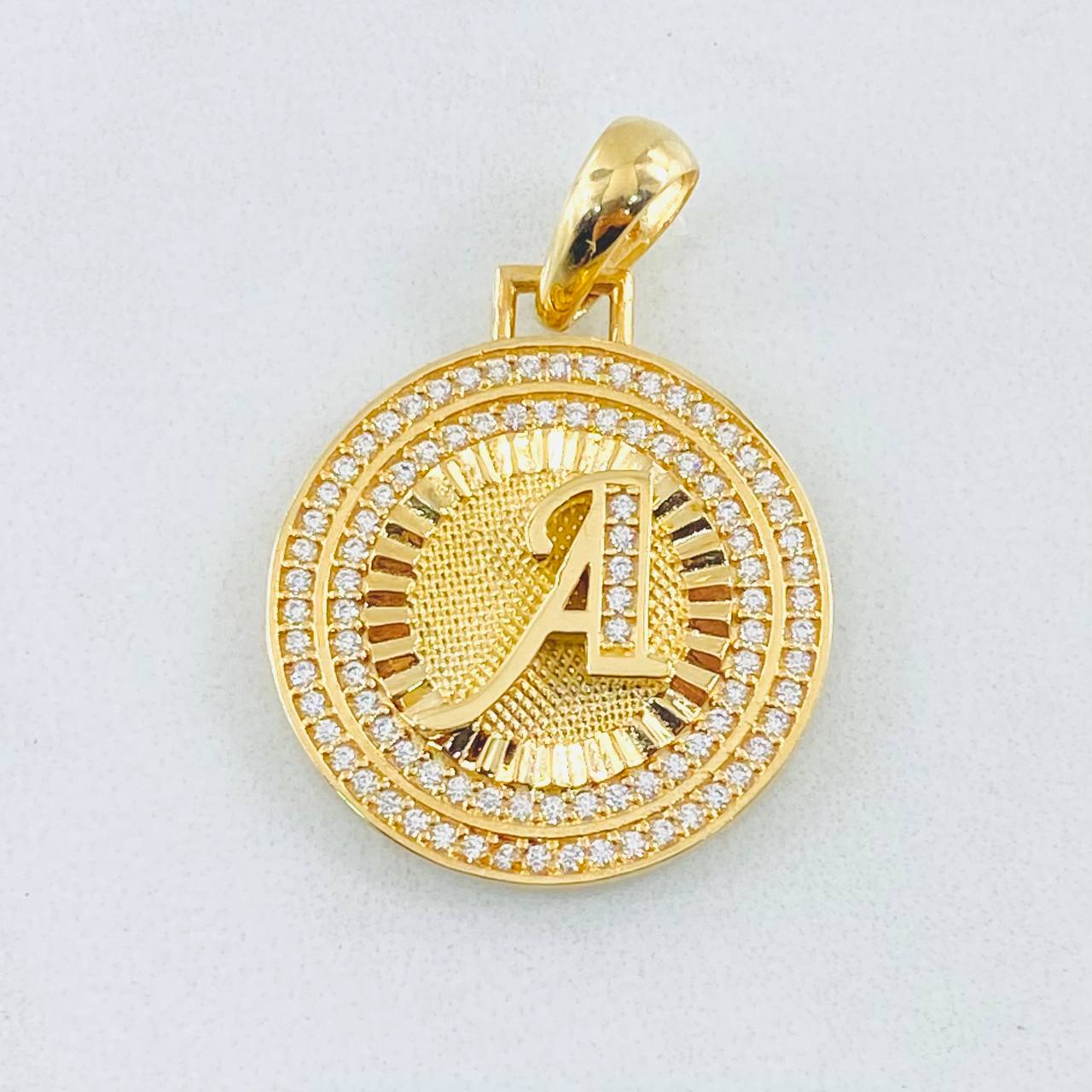 Dije Medalla Letra A 4.5gr / 3cm / Oro Amarillo 18K