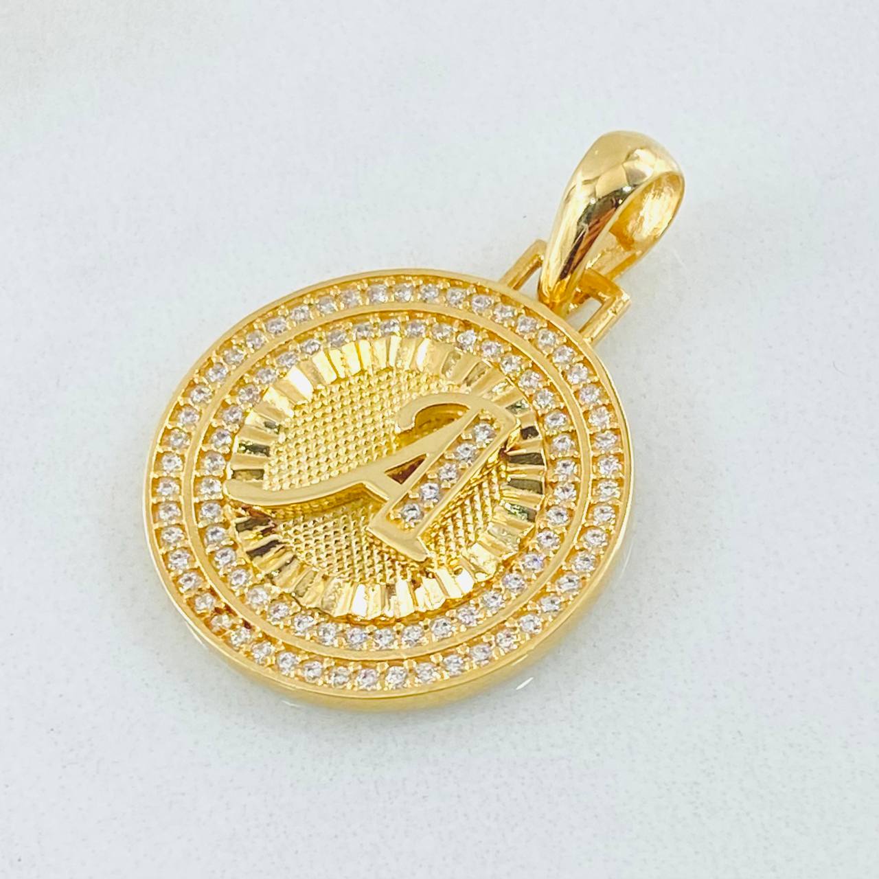 Dije Medalla Letra A 4.3gr / 3cm / Oro Amarillo 18K