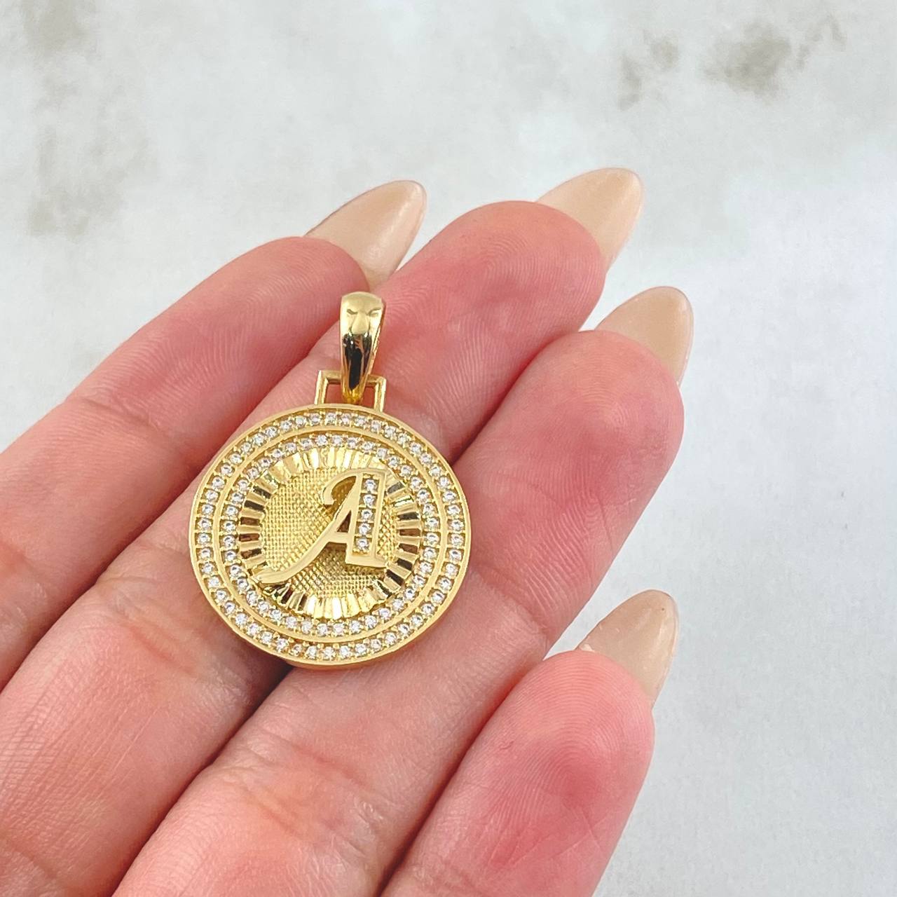 Dije Medalla Letra A 4.5gr / 3cm / Oro Amarillo 18K