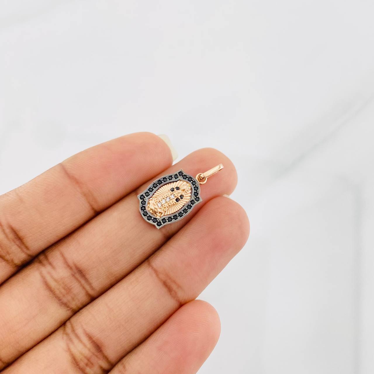 Dije Virgen de Guadalupe 2.25g / 2.3cm Dos Oros Negro Rosa 18K