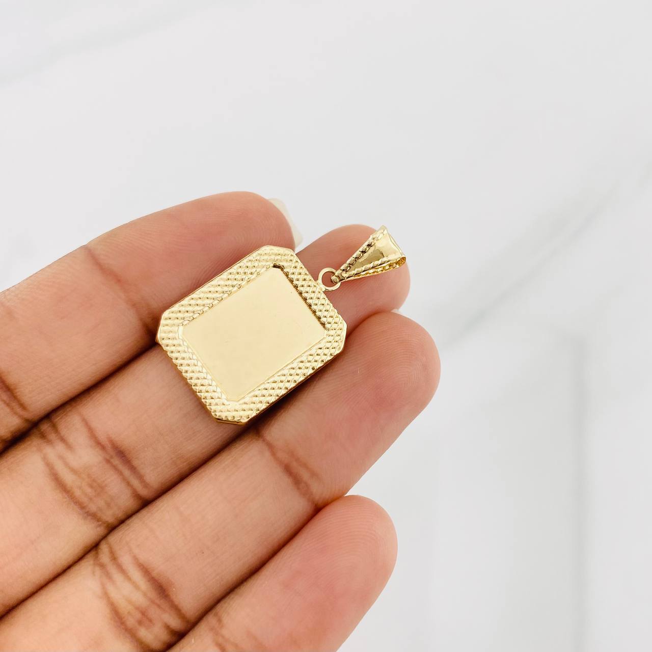 Dije Placa Marco Bordeado 1.1g / 3cm Oro Amarillo 18K