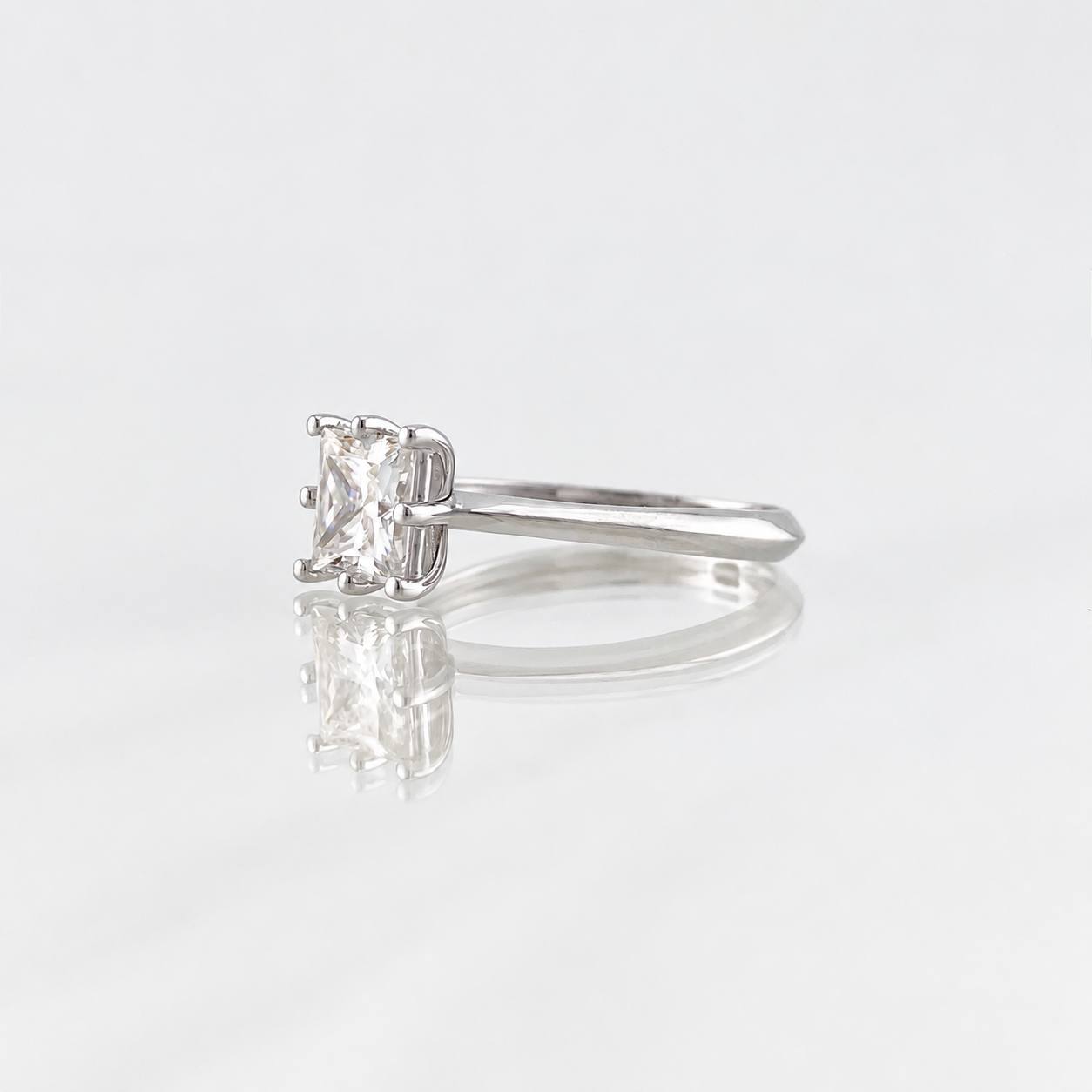 Anillo Solitario Moisanita 1 qts 1.8g / T5 1/2 Oro Blanco 18K