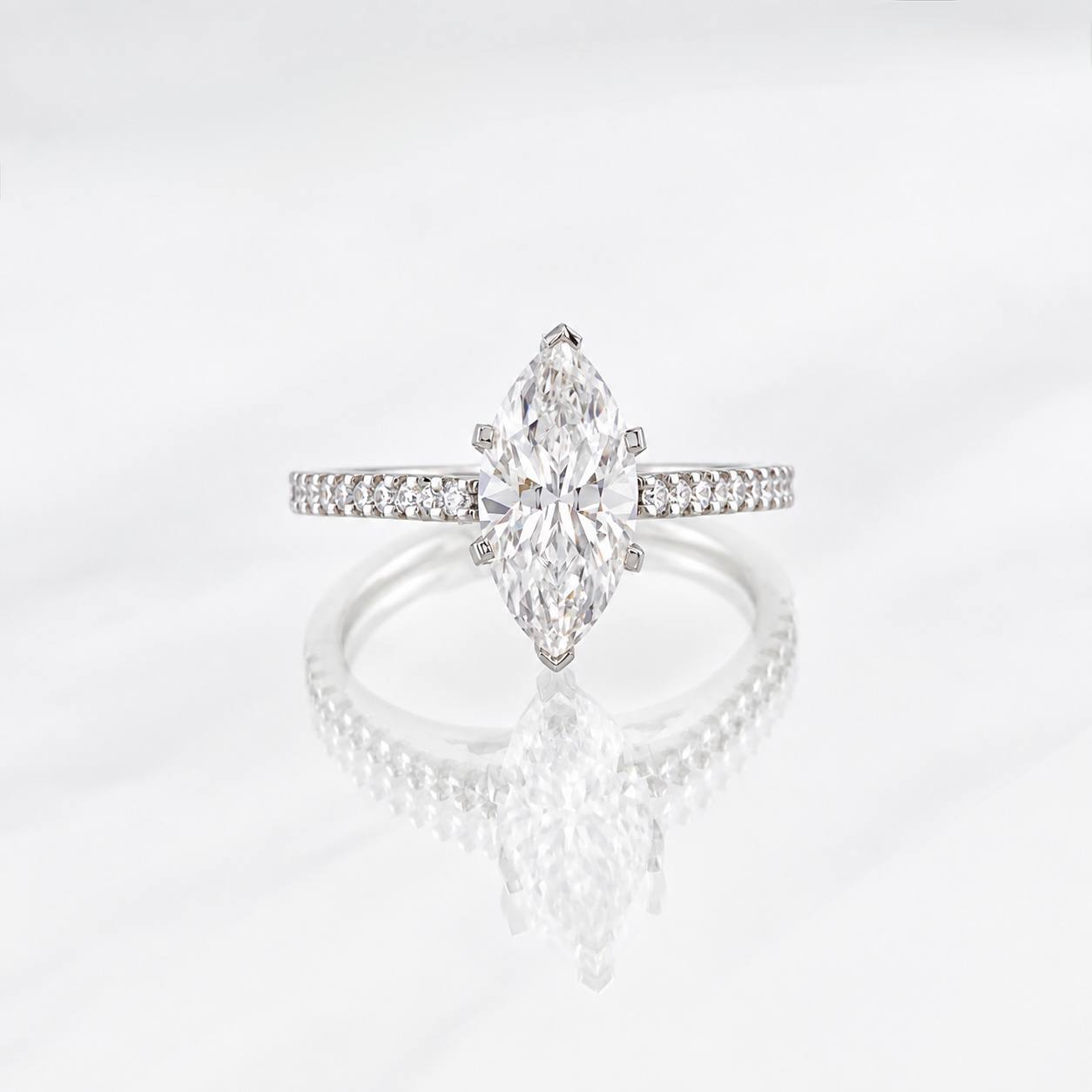 Anillo Marquesa Moisanita 1.5 qts 20 pts 2.75g / T8 Oro Blanco 18K