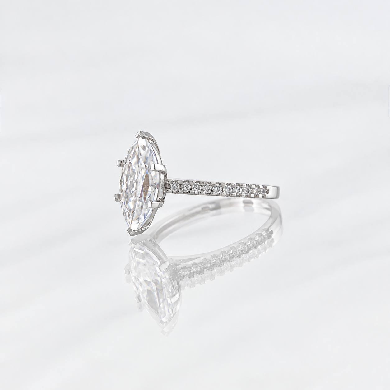 Anillo Marquesa Moisanita 1.5 qts 20 pts 2.75g / T8 Oro Blanco 18K