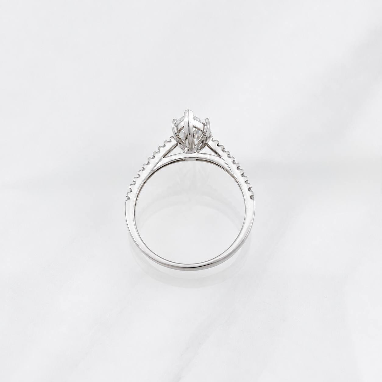 Anillo Marquesa Moisanita 1.5 qts 20 pts 2.75g / T8 Oro Blanco 18K