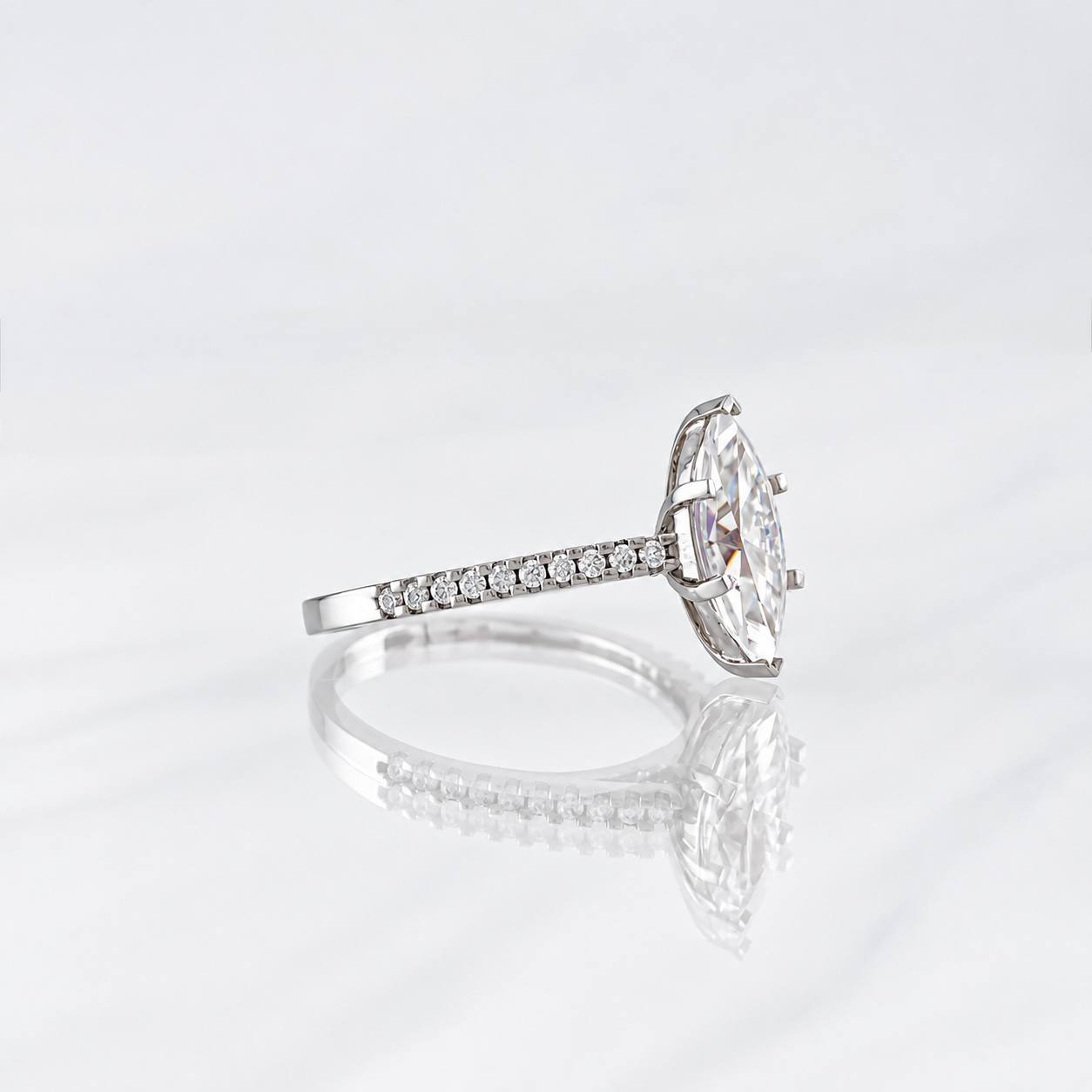 Anillo Marquesa Moisanita 1.5 qts 20 pts 2.75g / T8 Oro Blanco 18K