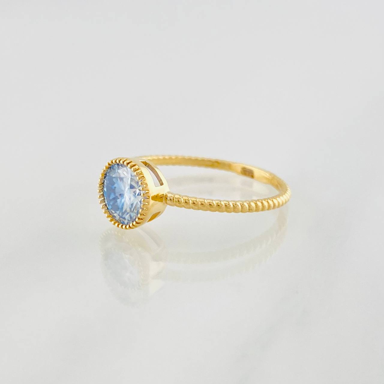 Anillo Halo Moisanita 1 qts 1.8g / T7 1/2 Oro Amarillo 18K
