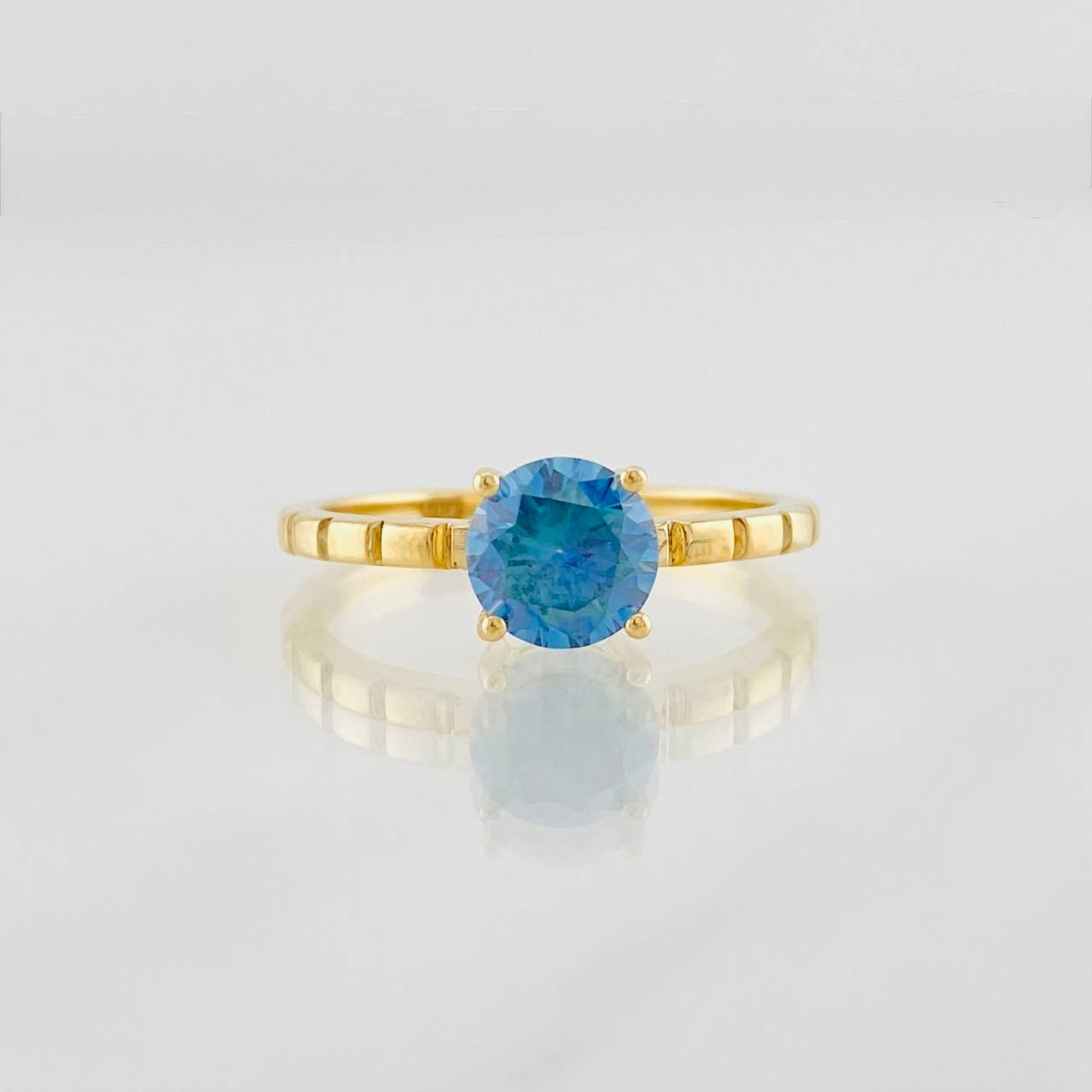 Anillo Cuatro Garras Moisanita 1 qts 2.65g / T6 3/4 Oro Amarillo 18K