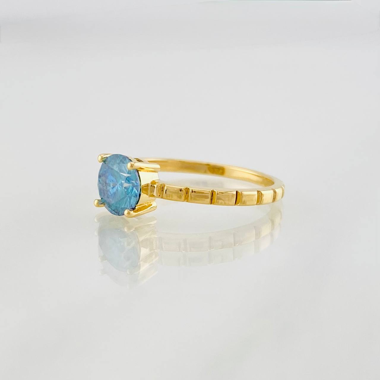 Anillo Cuatro Garras Moisanita 1 qts 2.65g / T6 3/4 Oro Amarillo 18K