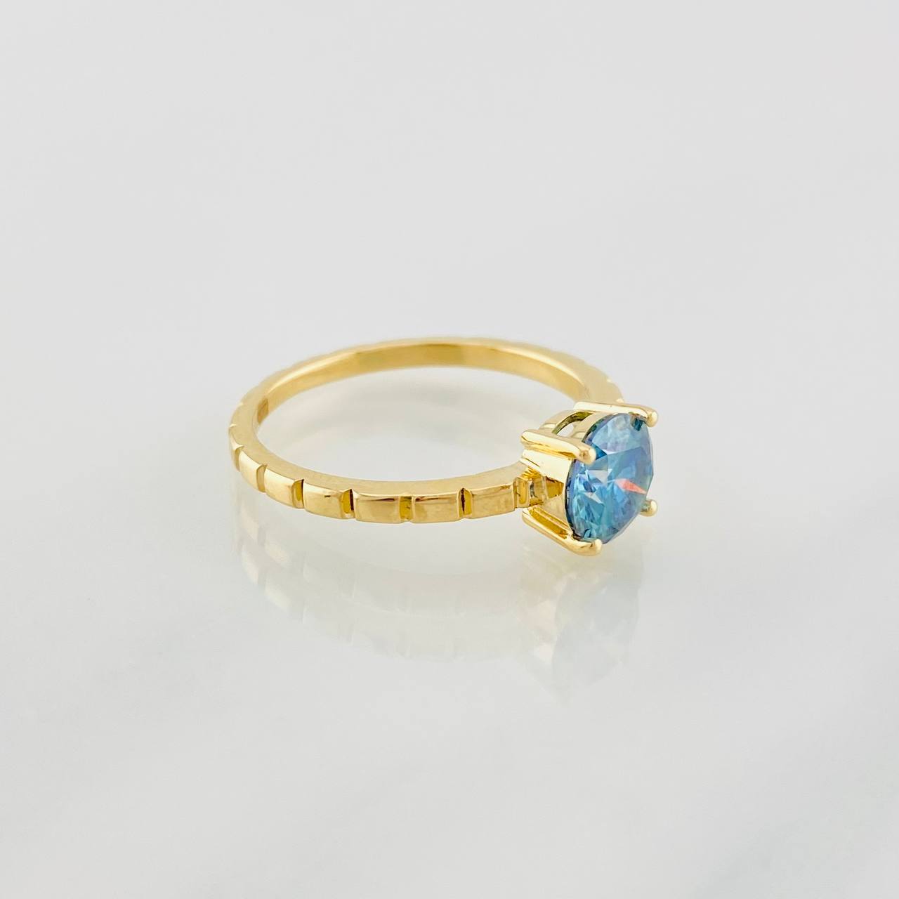 Anillo Cuatro Garras Moisanita 1 qts 2.65g / T6 3/4 Oro Amarillo 18K