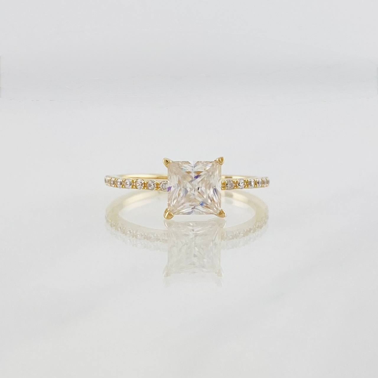 Anillo Solitario Moisanita 1 qts 16 pts 2.1g / T6 3/4 Oro Amarillo 18K