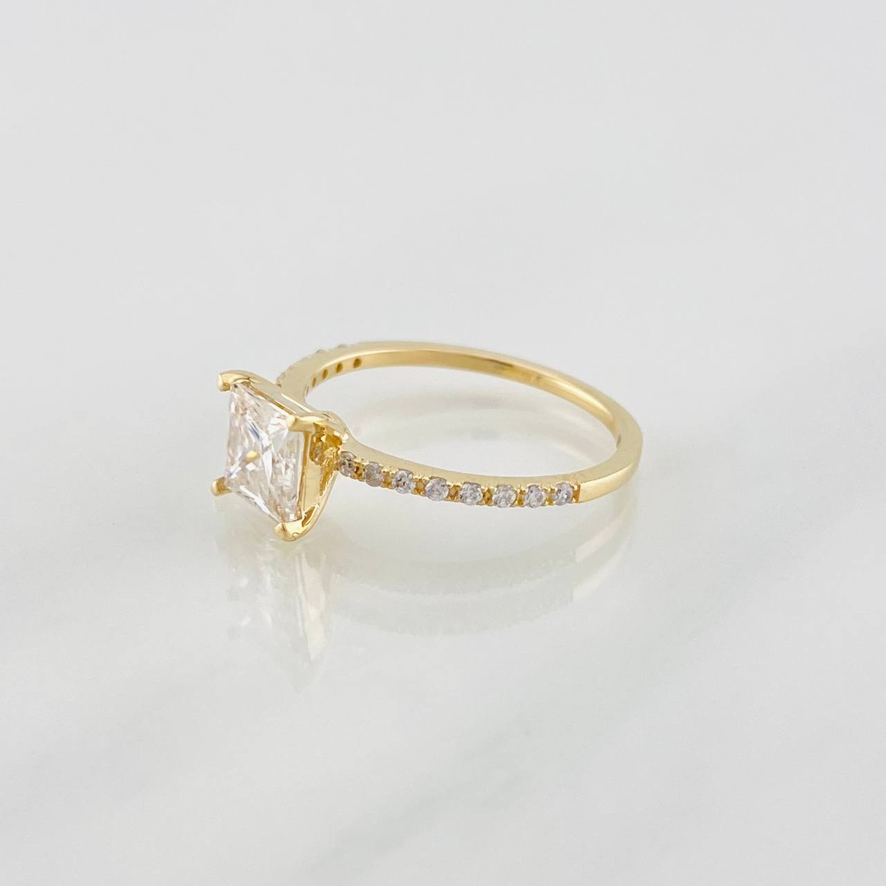 Anillo Solitario Moisanita 1 qts 16 pts 2.1g / T6 3/4 Oro Amarillo 18K