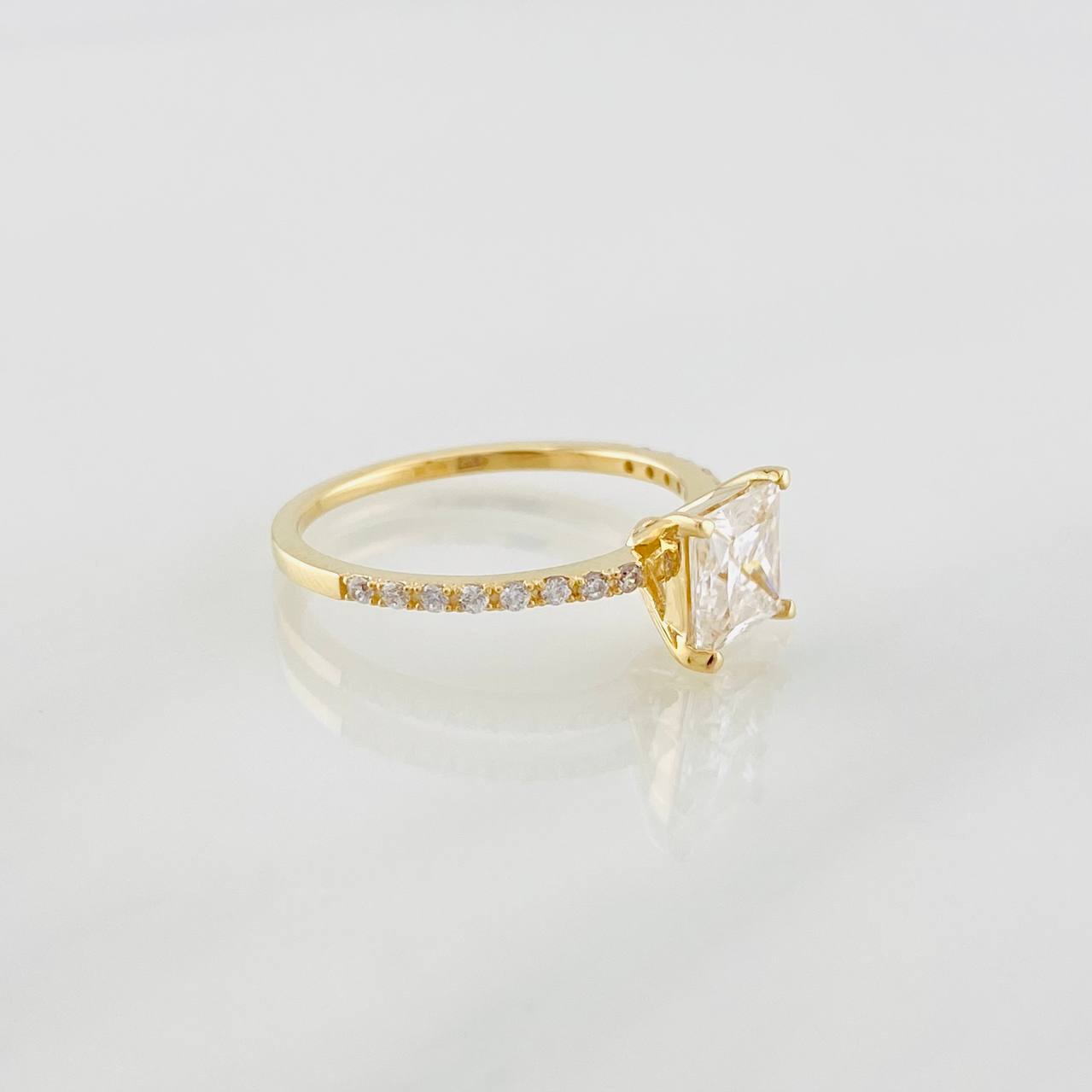 Anillo Solitario Moisanita 1 qts 16 pts 2.1g / T6 3/4 Oro Amarillo 18K