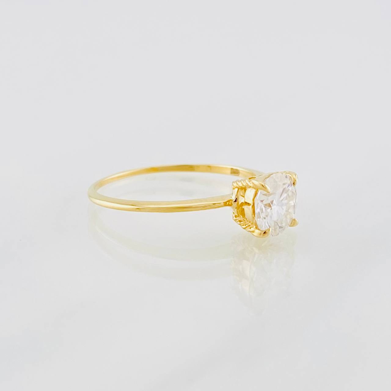 Anillo Cuatro Garras Moisanita 75 pts 1.45g / T5 1/2 Oro Amarillo 18K