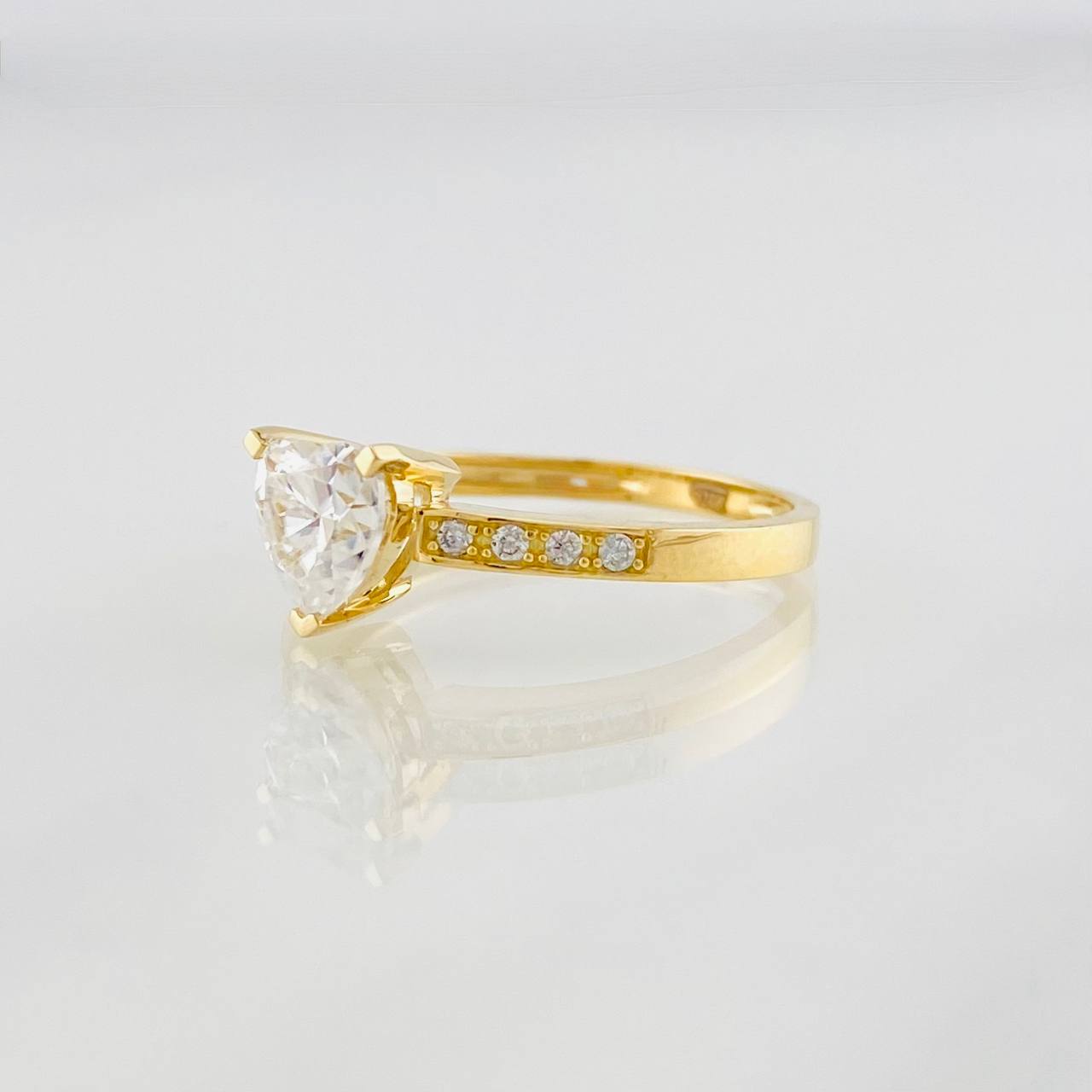 Anillo Corazon Moisanita 1 qts 08 pts 2.15g / T6 1/2 Oro Amarillo 18K