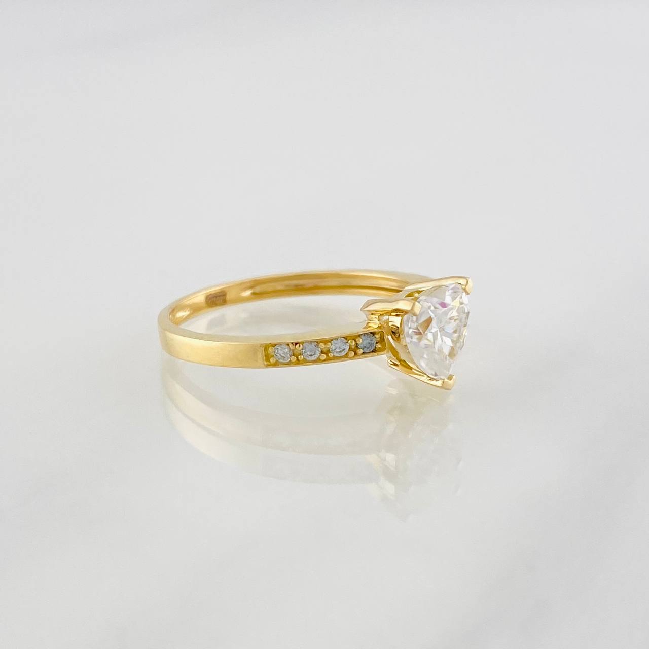 Anillo Corazon Moisanita 1 qts 08 pts 2.15g / T6 1/2 Oro Amarillo 18K