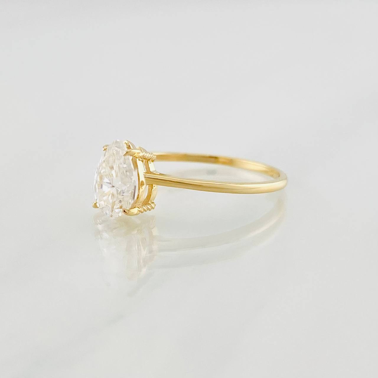 Anillo Gota Moisanita 75 pts 1.7g / T6 3/4 Oro Amarillo 18K