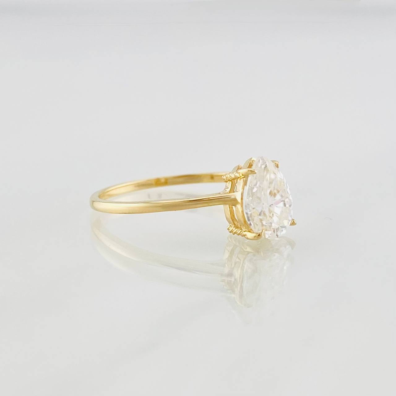 Anillo Gota Moisanita 75 pts 1.7g / T6 3/4 Oro Amarillo 18K