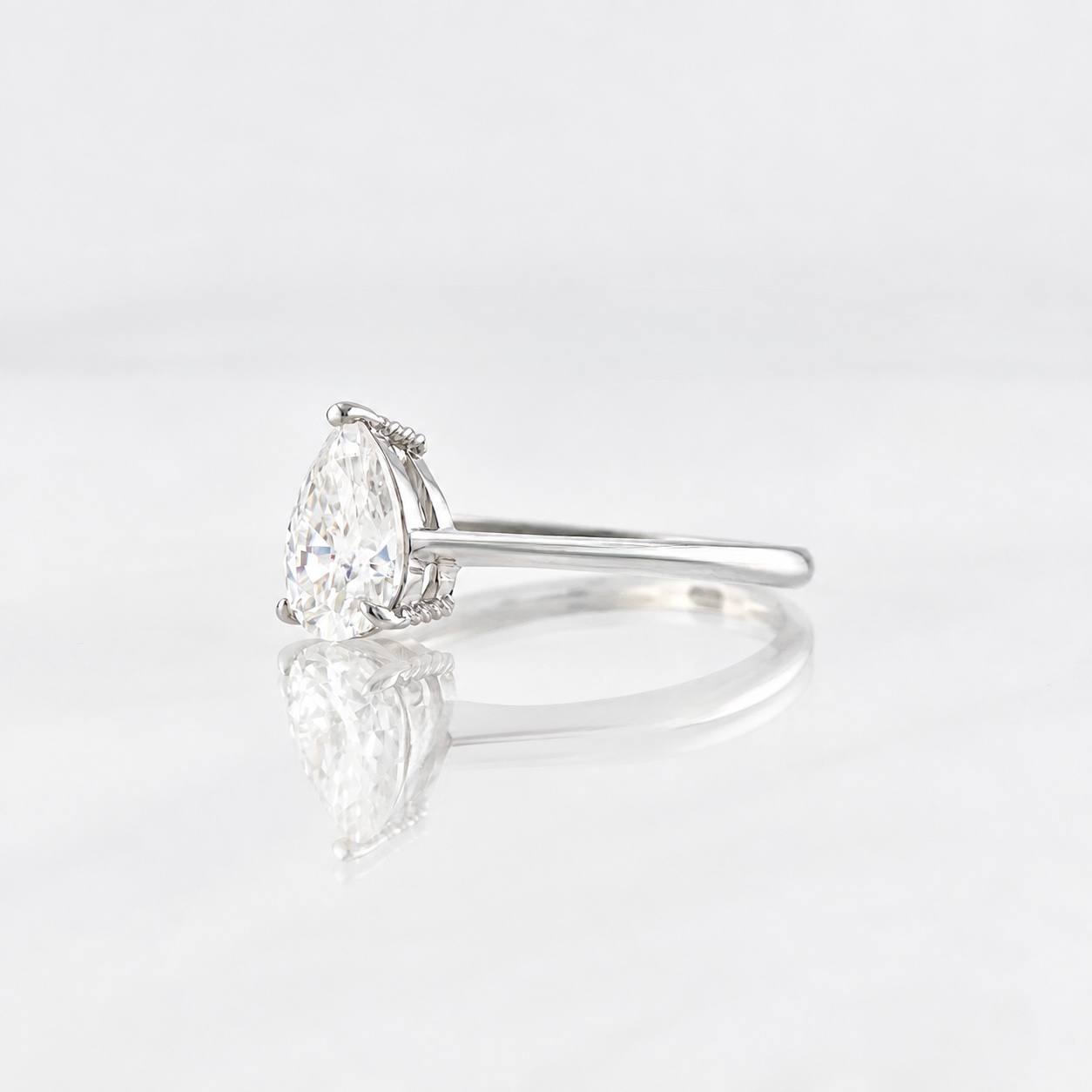Anillo Gota Moisanita 1 qts 1.8g / T7 1/2 Oro Blanco 18K